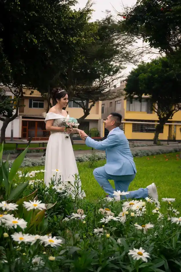 Hombre arrodillado frente a su esposa