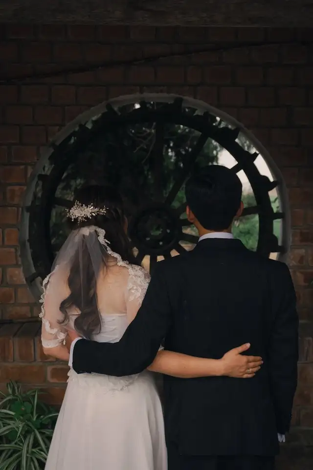 Pareja mirando paisaje