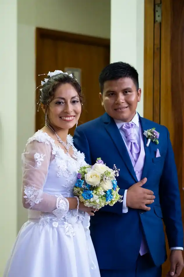 Pareja saliendo de un salón