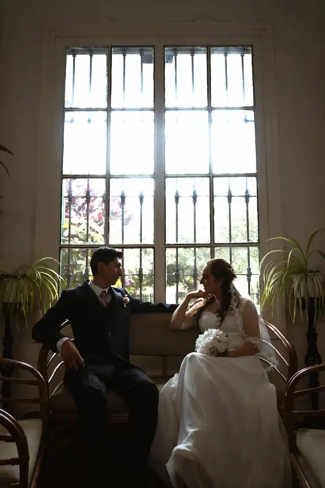 Novios en casa antigua cerca a la ventana